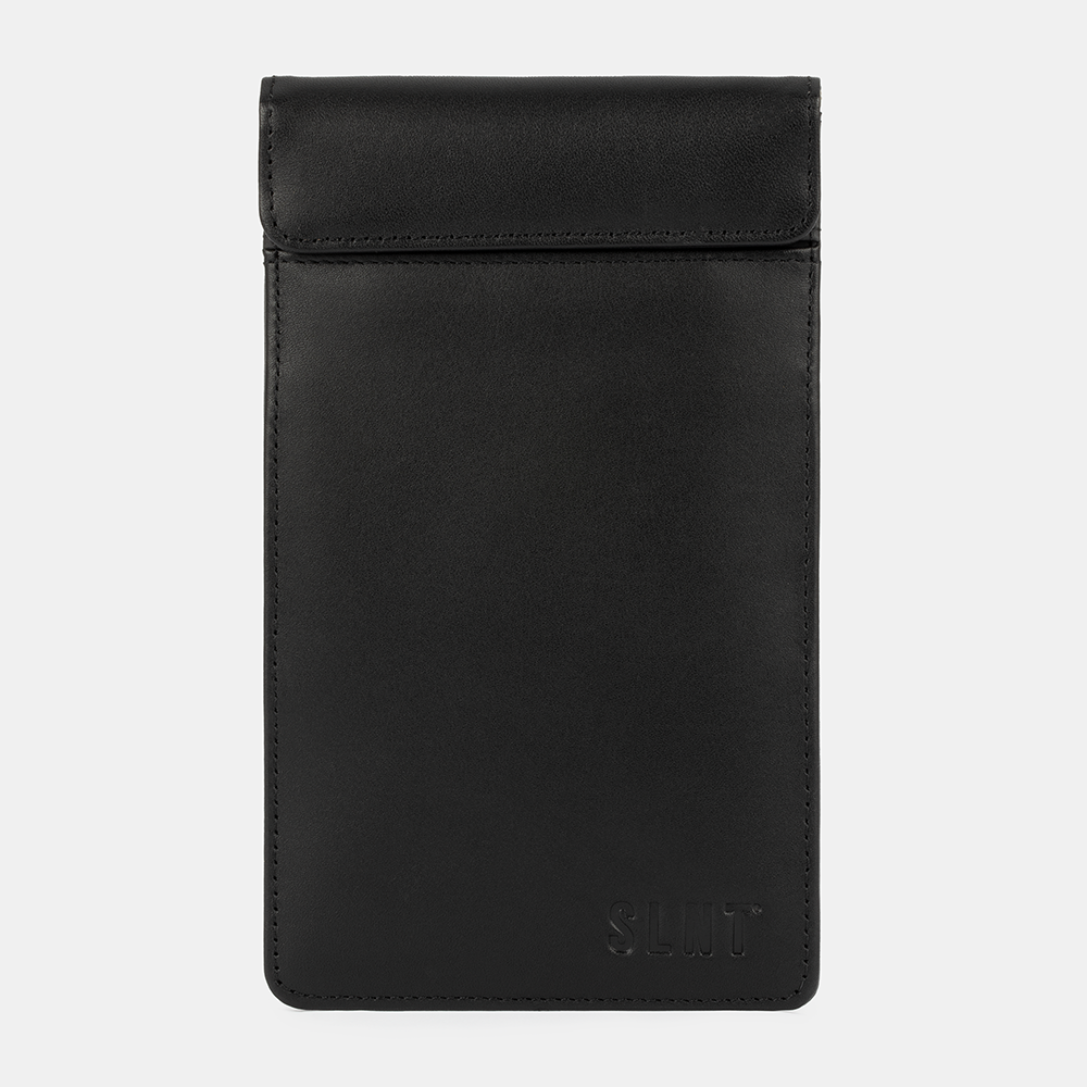 hardware wallet with magnetic closure
